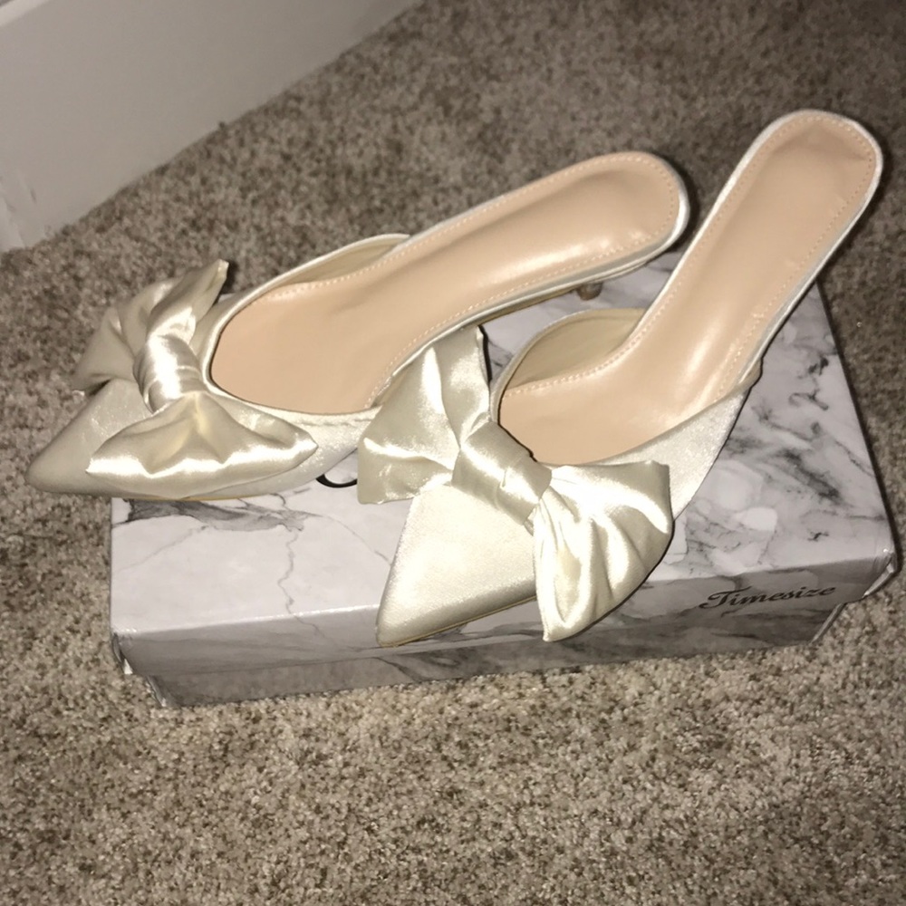 SHEIN White Bow Pumps